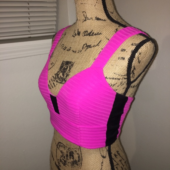 Sassy pink crop top - Picture 2 of 3